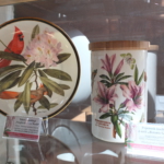 Porcelana z motywami różanecznika (Rhododendron).